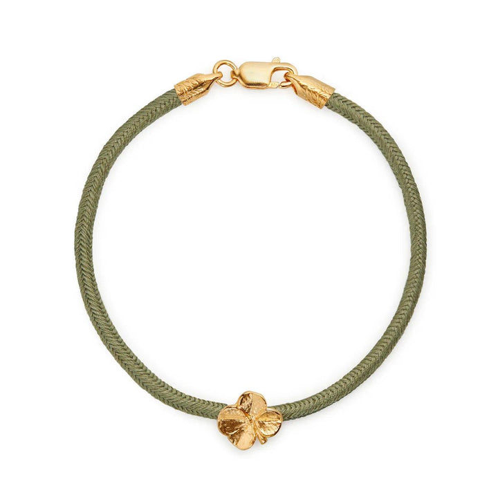 Flora Danica Firklover Silke Armbånd Oliven Forgyldt viser olivengrønt silkesnorarmbånd med forgyldt firkløverdetalje, Model 907-flc-silk-olive-g-001-1.