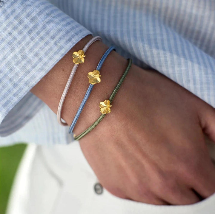 Flora Danica Firklover Silke Armbånd Oliven Forgyldt viser guld firkløver på olivengrønt silkebånd, Model 907-flc-silk-olive-g-001-2.