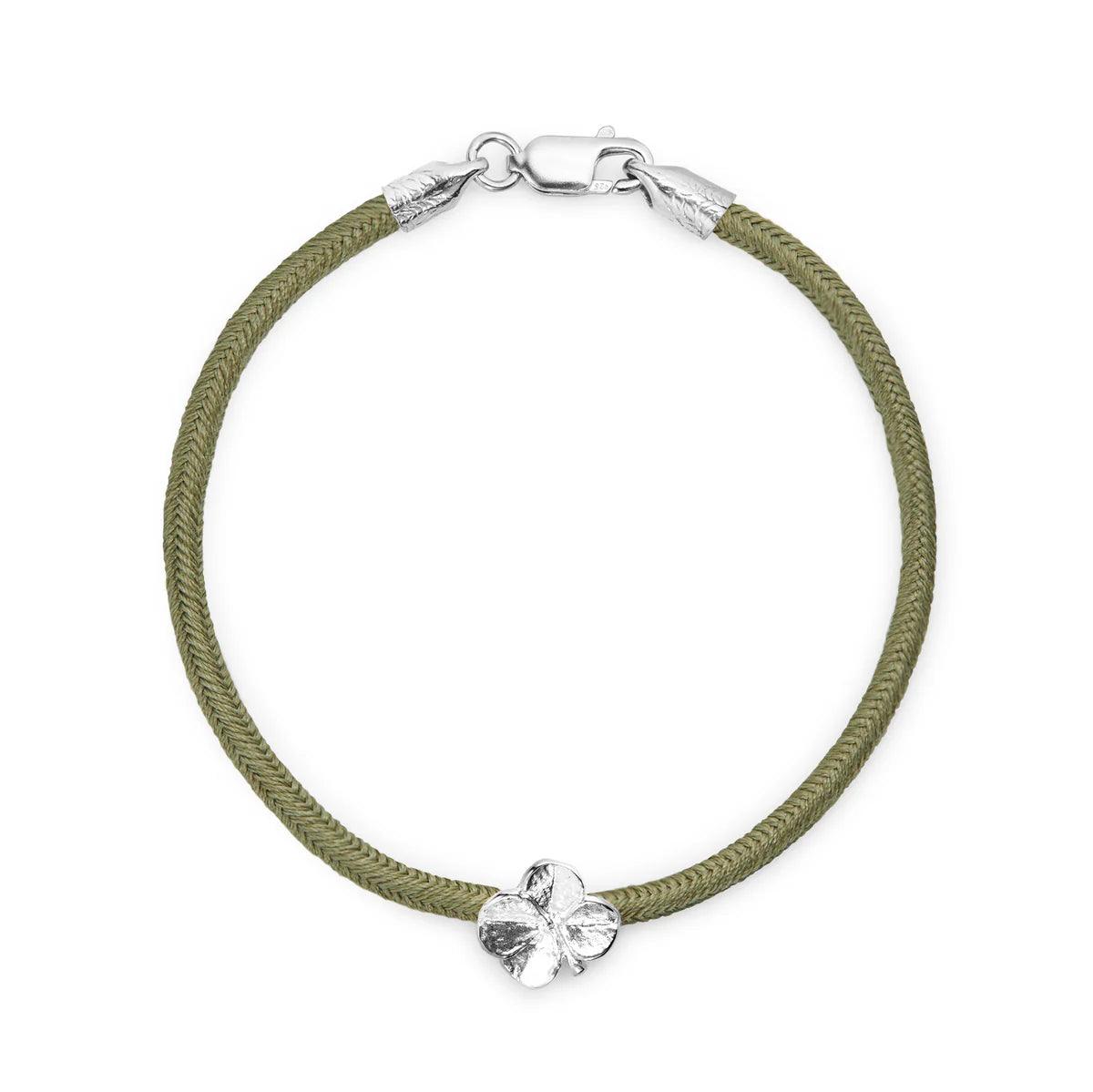 Flora Danica Firklover Silke Armbånd Oliven Sølv med firkløver vedhæng på olivengrøn silkesnor, Model 907-flc-silk-olive-s-001-1
