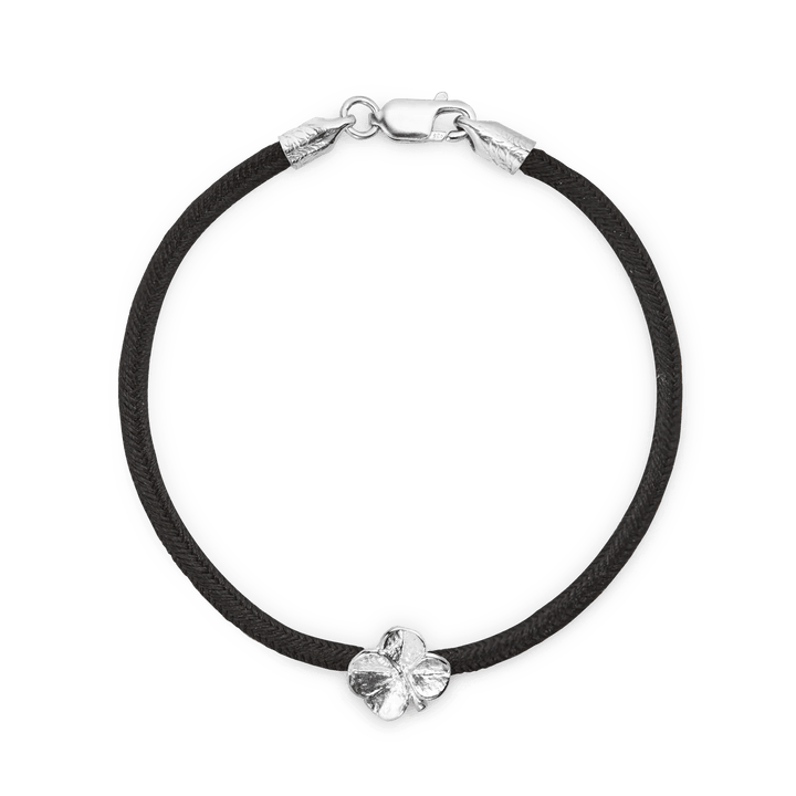 Flora Danica Firklover Silke Armbånd Sort Sølv med sort silkesnor og sølv firkløver detalje. Model 907-flc-silk-black-s-001-1