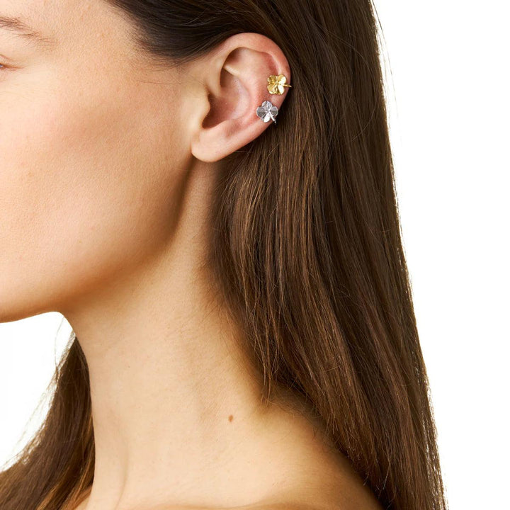 Flora Danica Firklover Sølv Earcuff vises på øre, elegant firkløver-design i sølv, Model 907-FLC-EACU-S