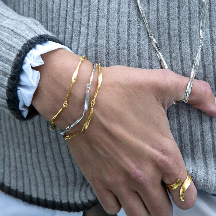 Flora Danica Græs Armbånd Forgyldt, elegant armbånd i guld og sølvlook på håndled. Model 907-GR-BRLO-G-2.