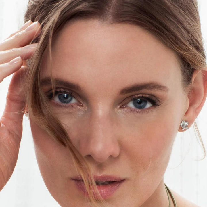 Flora Danica Medium Forglemmigej ørestikker i sølv vises på model, elegant detalje, Model 907-FMN-STPC-MEDIUM-S.