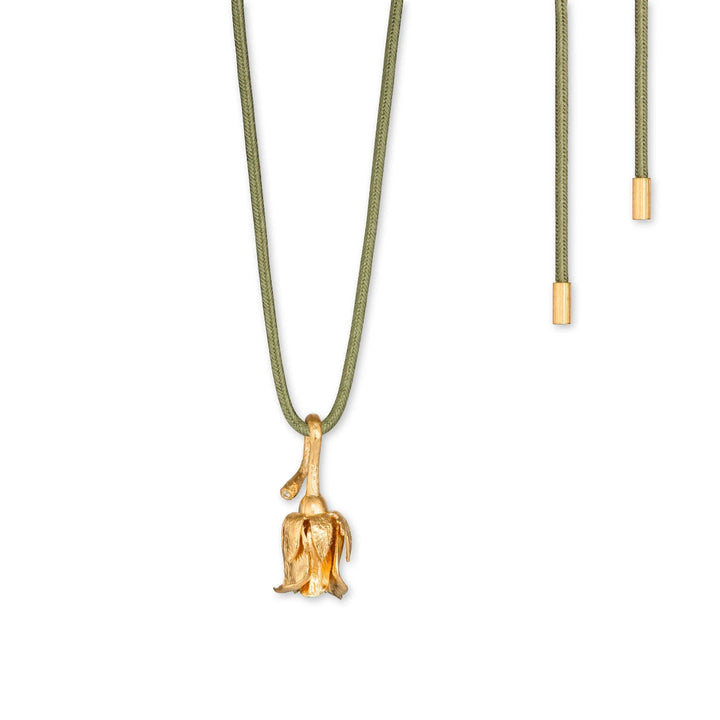 Flora Danica Rose med silkehalskæde, detaljeret guldblomst ved grøn silkesnor. Model 907-ros-silkne-g-1