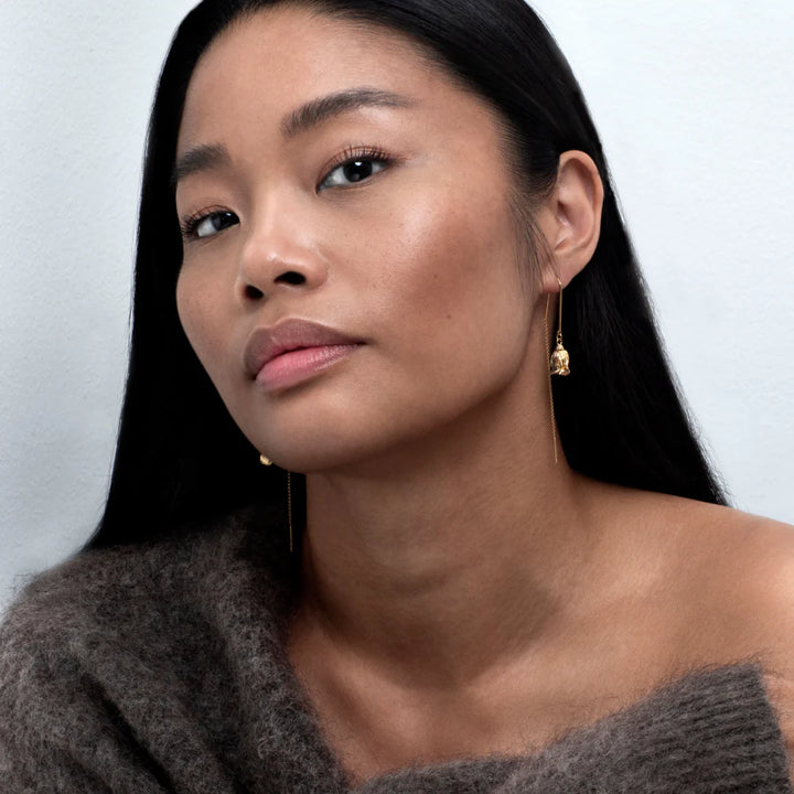 Flora Danica Rose Ørehængere forgyldt vises båret af model, elegant design i guld, Model 42728-45-28