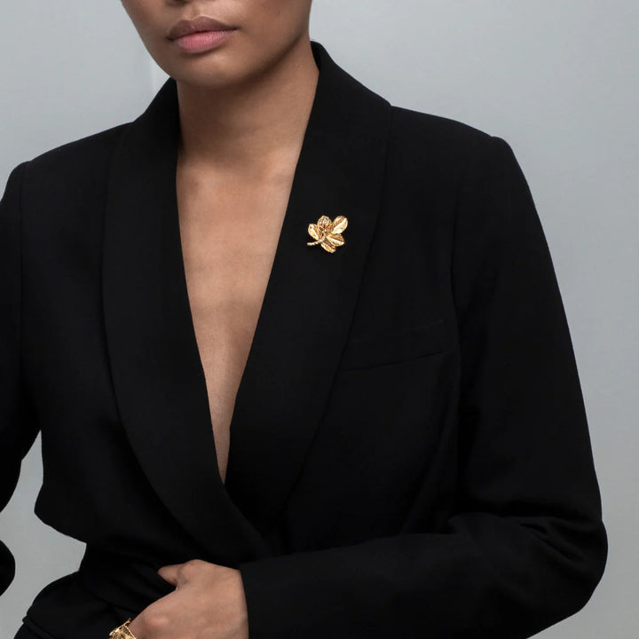 Flora Danica Rosenblad Broche Forgyldt rosé broche vist på sort blazer, elegant og detaljeret. Model bro-g-1