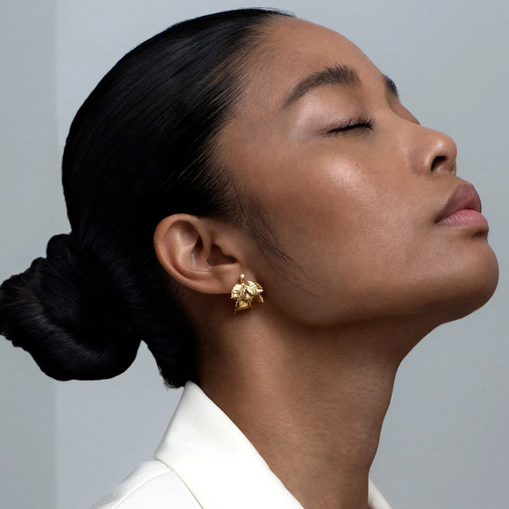 Flora Danica Rosenblad Hoops med diamanter bæres på øret, detaljeret guld-look, Model hopc-g-2