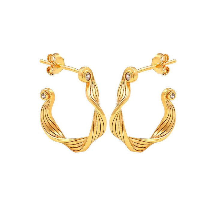 Hultquist Copenhagen Audrey forgyldte hoops med snoet design og små klare sten. Model S08601G-1