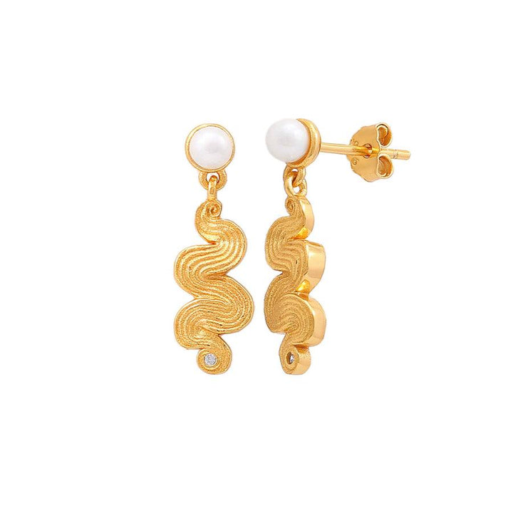 Hultquist Copenhagen Audrey Pearl forgyldte øreringe med hvid perle og bølget struktur, Model S08586G-1