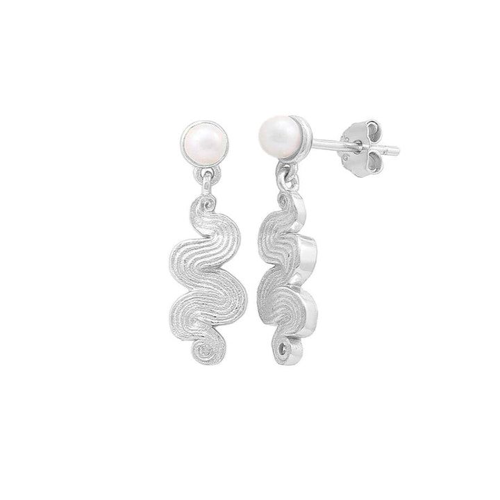 Hultquist Copenhagen Audrey Pearl Sølv Ørestikker med bølget sølvdesign og hvid perle. Model S08586S.