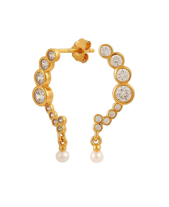 hultquist copenhagen harper forgyldte øreringe viser buede hoops med klare sten og perlevedhæng i guldlook. Model S08604G-2