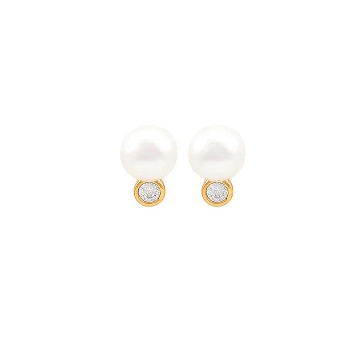 Hultquist Copenhagen Harper Pearl forgyldte ørestikker vist forfra med hvid perle og lille klar sten. Model S08605G-2