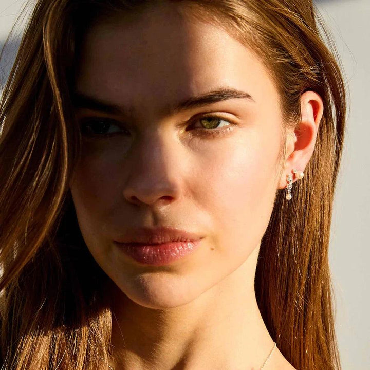 Hultquist Copenhagen Harper Pearl Sølv Ørestikker vises båret af model i sollys, Model S08605S