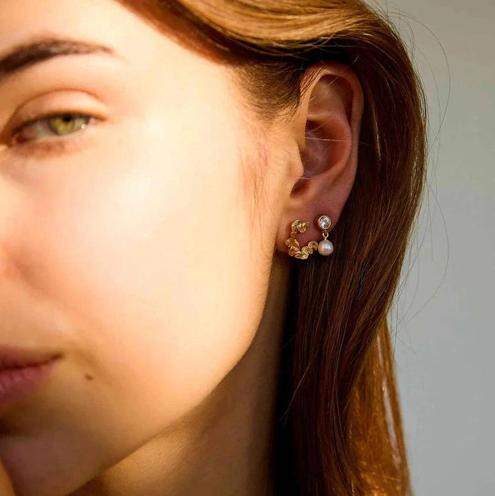 Hultquist Copenhagen Harper Petite forgyldte øreringe vises på øre, guld og perle, Model S08589G-2