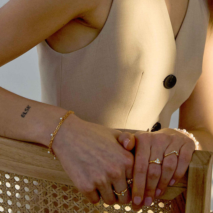 Hultquist Copenhagen Lainey forgyldt armbånd bæres på håndled, perledetaljer synlige. Model S08591G-1