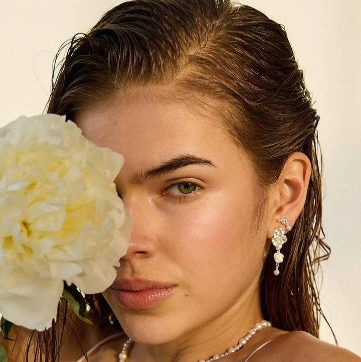 Hultquist Copenhagen Lainey Grande sølv øreringe, bæres af model med vådt hår og blomst. Model S08609S-2