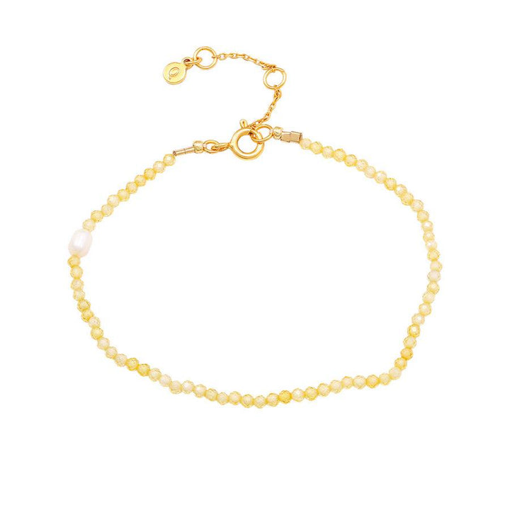 Hultquist Copenhagen Layla Perlearmbånd med små gule perler og én hvid ferskvandsperle, Model S08595G-1.