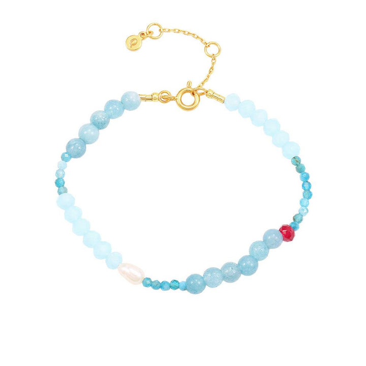 Hultquist Copenhagen Lia Perle Armbånd med små blå perler, gylden lås og justerbar kæde. Model S08584G-1.