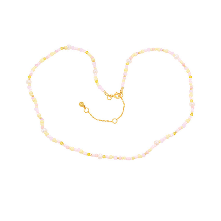 Hultquist Copenhagen Liv Perle Halskæde med pastelfarvede perler og guldfarvede detaljer på hvid baggrund. Model S08624G-1