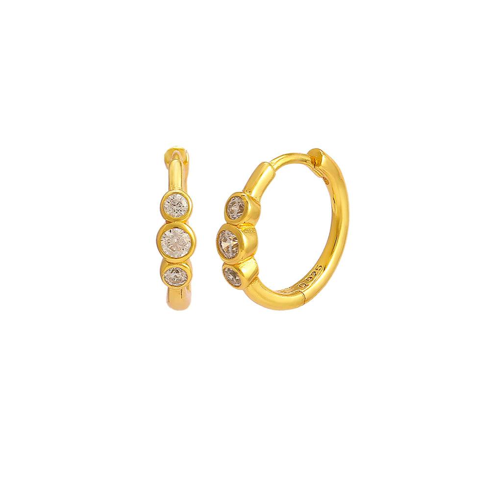 Hultquist Copenhagen Magnolia Hoops S08562G, runde øreringe i guldfarve med tre klare sten, Model S08562G.