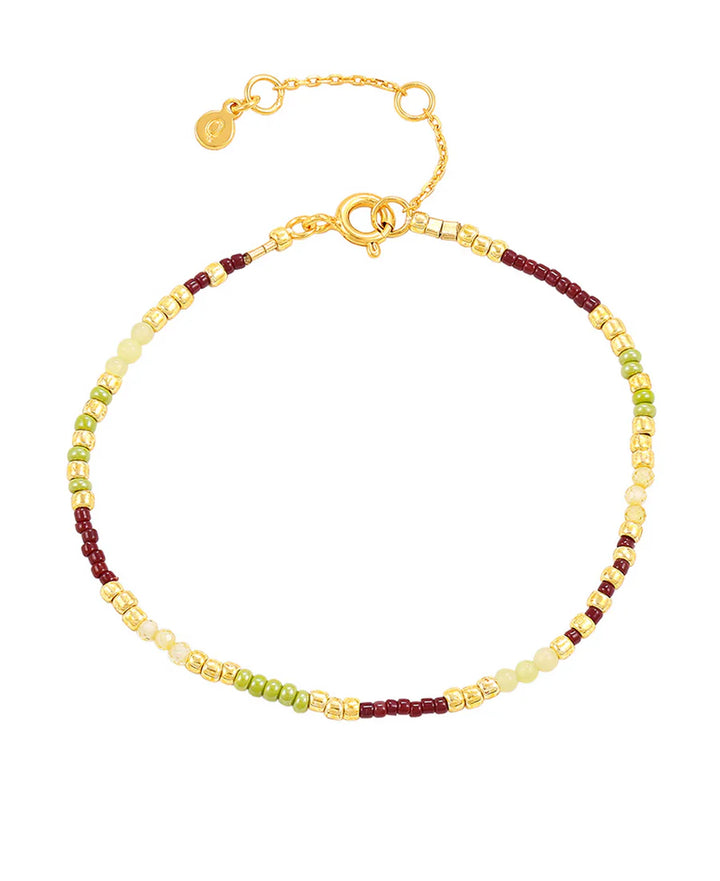 Hultquist Lykke Armbånd med grønne, gule og bordeaux perler samt guldfarvede detaljer. Model S08638G-1.