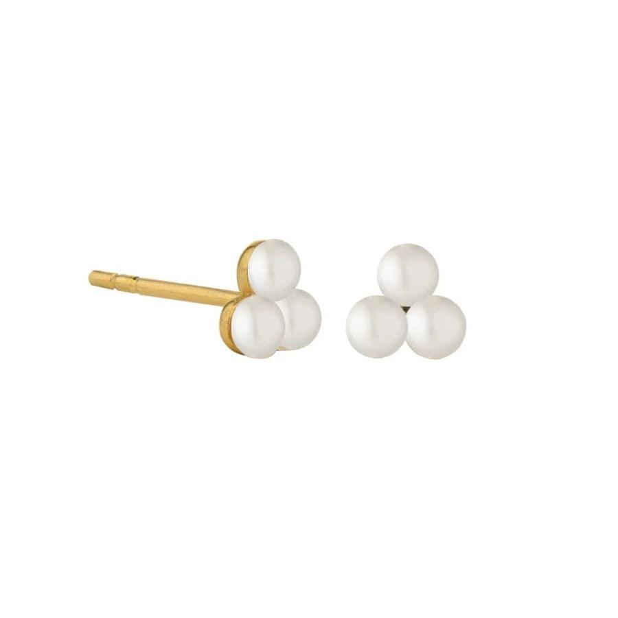 Jeberg Jewellery Cordelia Triple Pearl Stud, fine ørestikker i guld med tre hvide perler. Model 52715-1.