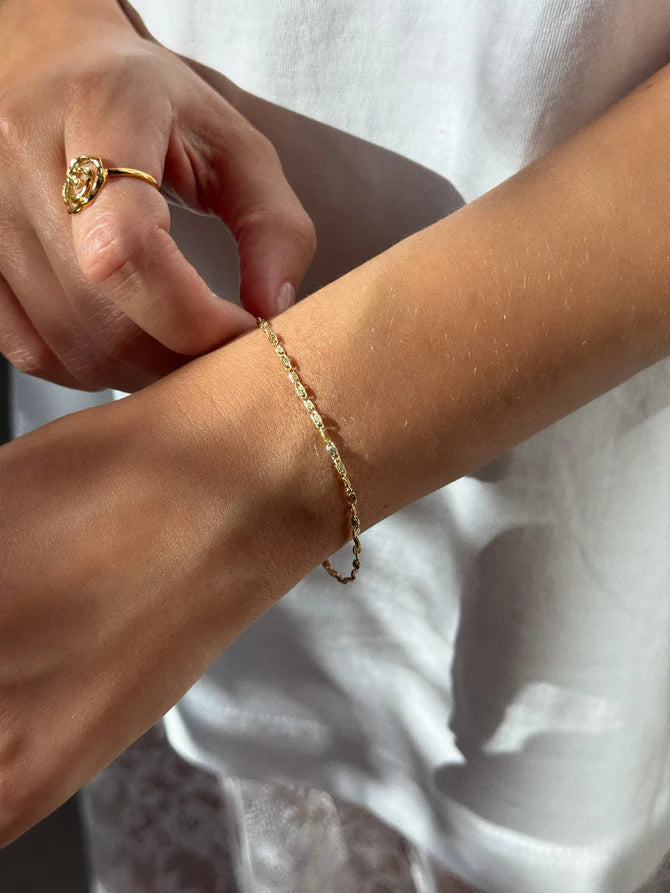 Jeberg Jewellery Effy Bracelet i forgyldt sølv vises på håndled i sollys. Model 44280-16-G-2