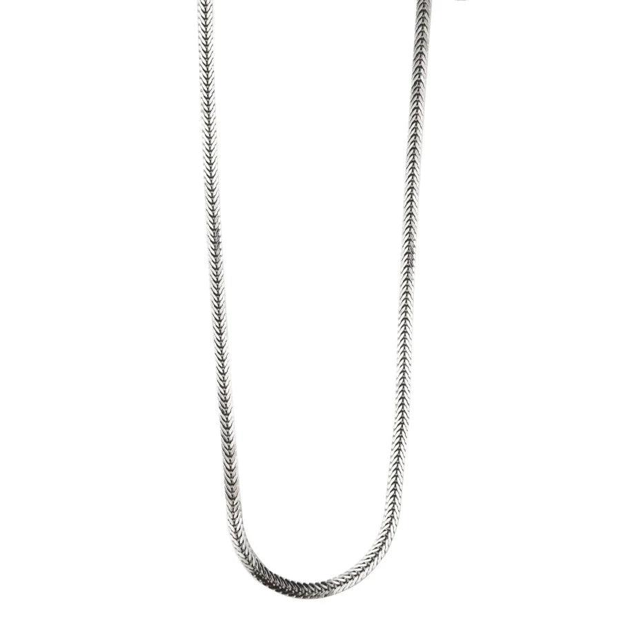 Jeberg Jewellery Leo Necklace i sølv vist tæt på i detalje, klassisk flettet design. Model mens442-1.
