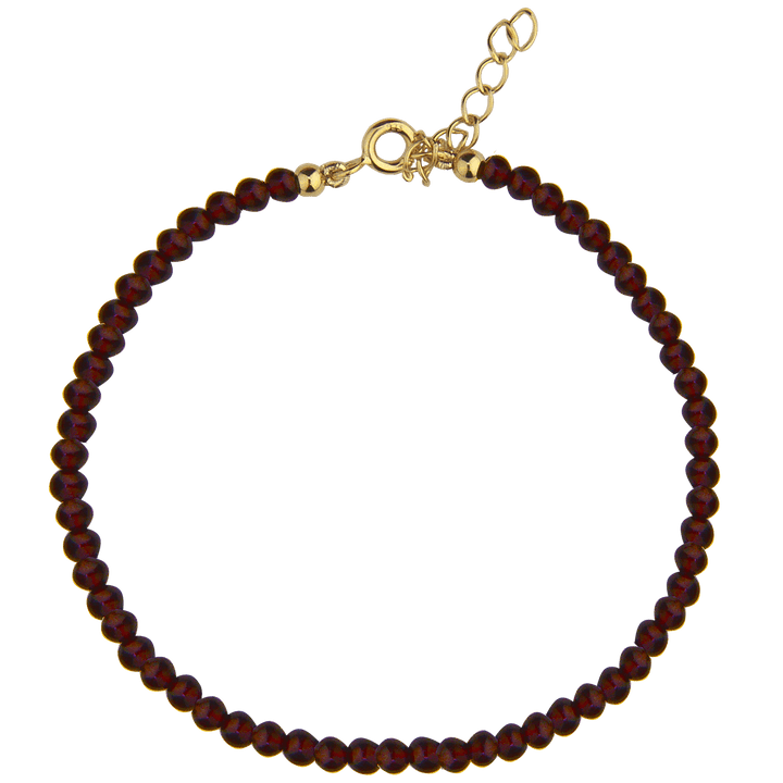 jeberg-jewellery-rouge-noir-garnet-armband-i-forgyldt-solv fremviser et enkelt armbånd med dybrøde granatperler og justerbar kæde. Model70090-1