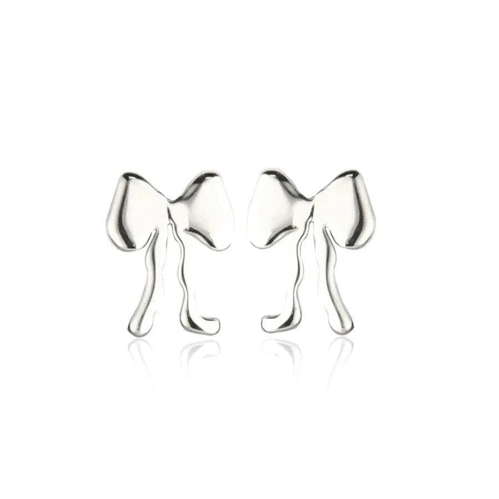 Jeberg Petite Bow Plain Stud i sølv, elegante sløjfe øreringe i blank finish på hvid baggrund. Model 52822-1