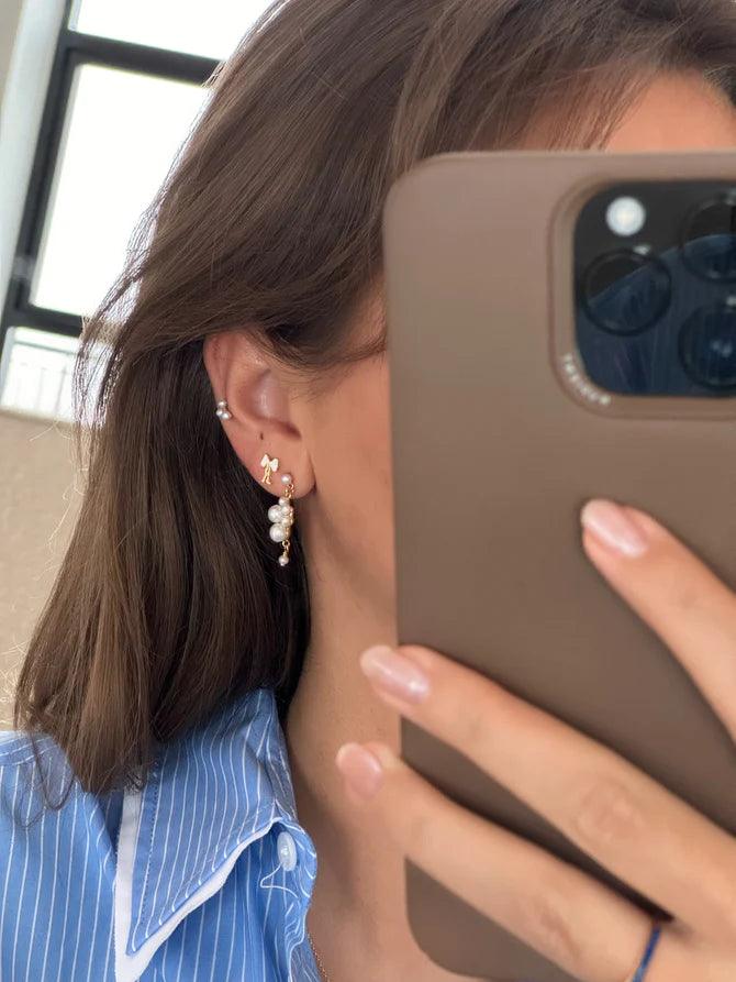 jeberg petite bow white stud sløjfe ørestikker bæres i øret, elegant design med perledetaljer. Model 52815-2