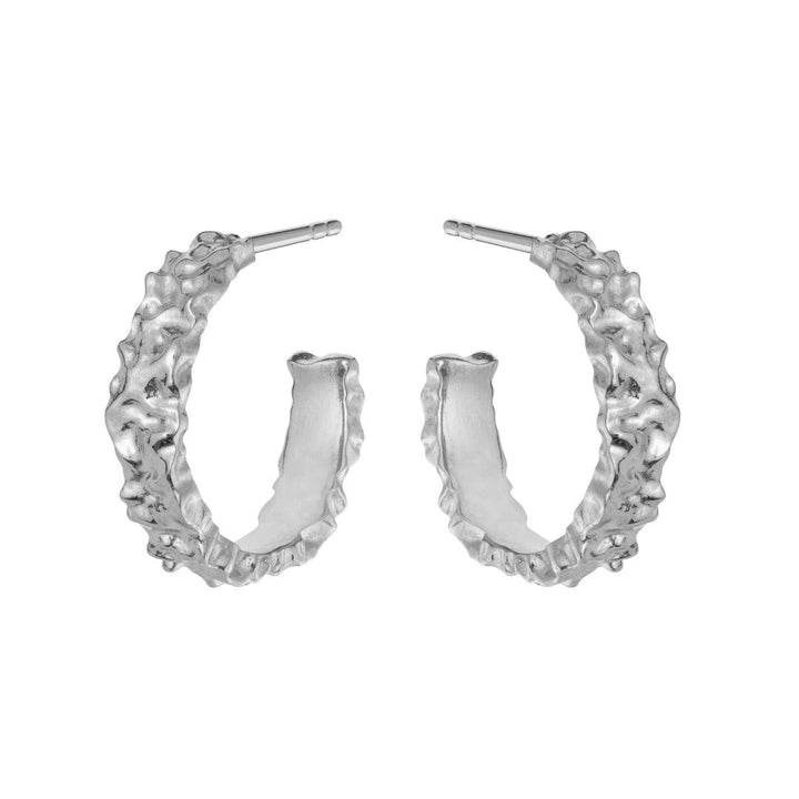 maanesten aio medium øreringe i sølv med organisk, rå overflade. Model 9566c-9566c-1