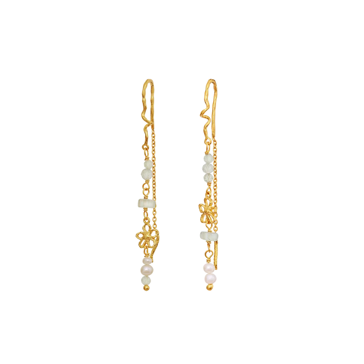 Maanesten Alfrida forgyldte kædeøreringe med hvide sten og perler, detaljevisning. Model 10084a-1