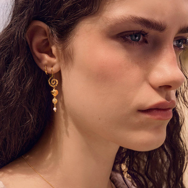 Maanesten Allie forgyldte bøjleøreringe m. perler vist på kvindes øre, guld og perlemønster, Model 10085a