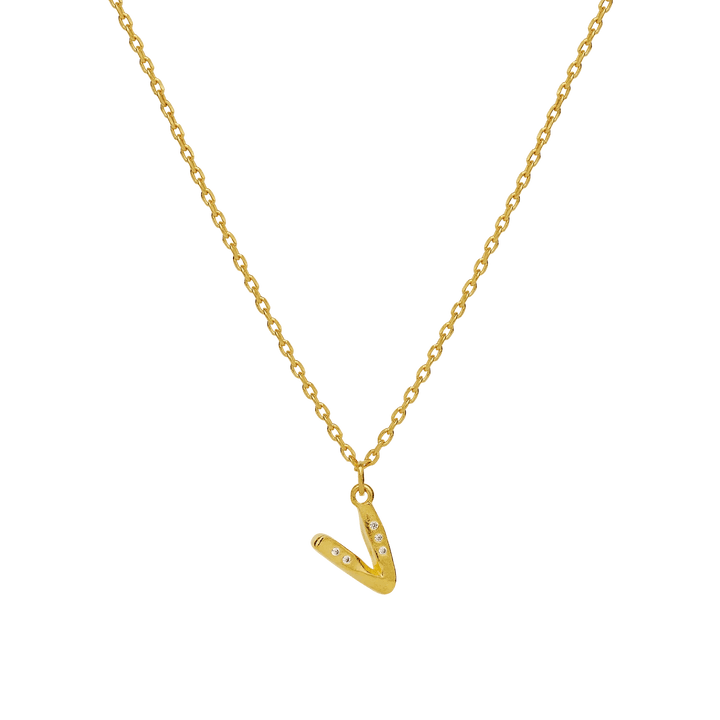 Maanesten Alphabet Letter halskæde forgyldt med V bogstavsvedhæng og små sten på enkel kæde. Model 2744a-021-21