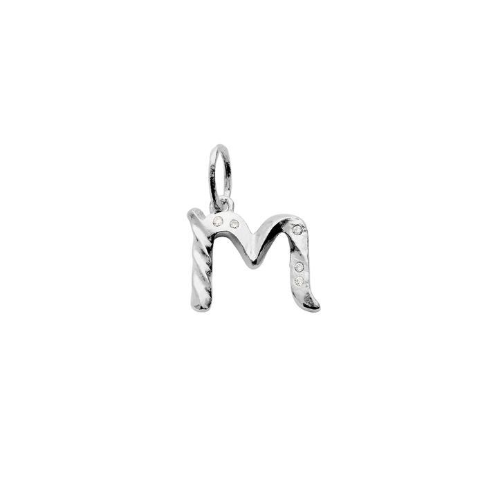 maanesten-alphabet-letter-halskaede-solv-bogstavs-vedhaeng-a-z viser et sølv bogstavsvedhæng M med små sten, Model 2744c-013-4