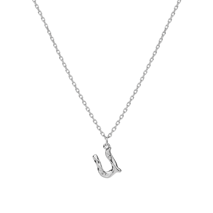 maanesten-alphabet-letter-halskaede-solv-bogstavs-vedhaeng-a-z viser sølvhalskæde med bogstavvedhæng U, enkel og elegant. Model 2744c-020-21