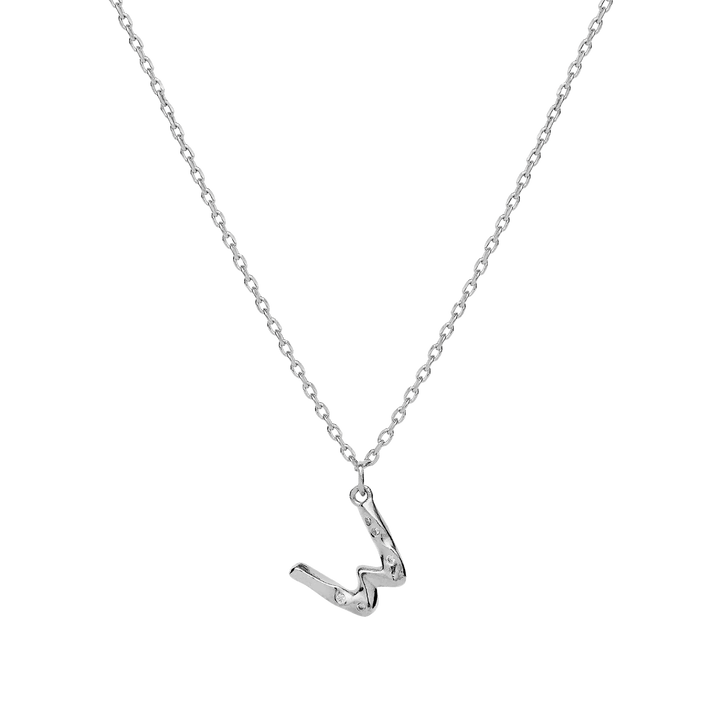 maanesten-alphabet-letter-halskaede-solv-bogstavs-vedhaeng-a-z med bogstav W i blank sølv med kæde på ensfarvet baggrund. Model 2744c-022-22.