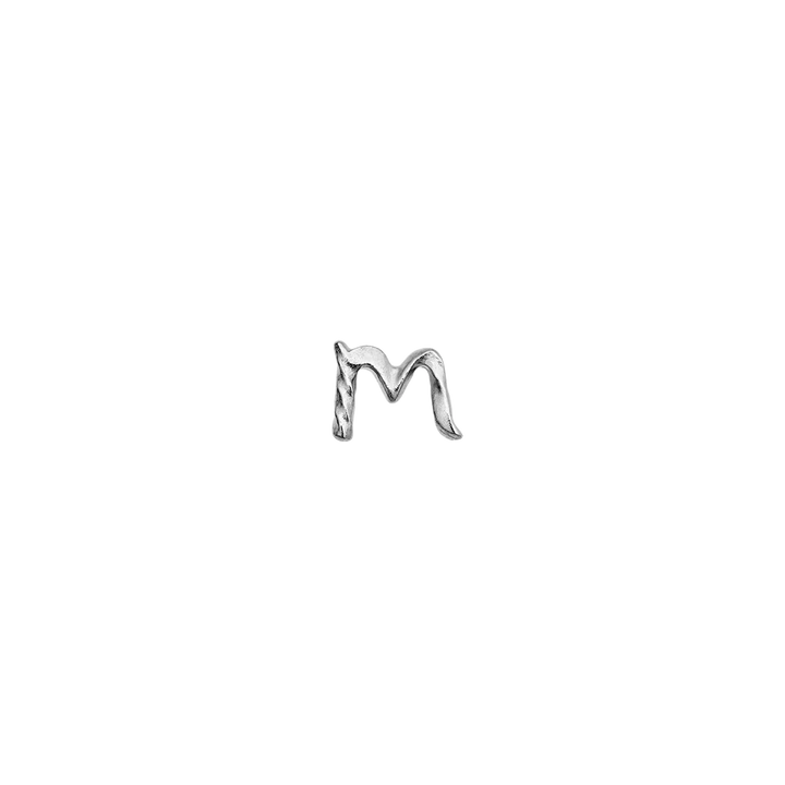 maanesten-alphabet-single-bogstav-orestik-a-w-i-solv viser ørestik i form af bogstavet M i blank sølv. Model 101c-alphabet-013-14
