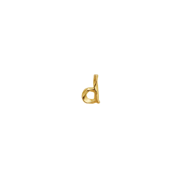Maanesten Alphabet Single Bogstav Ørestik AW I forgyldt viser et lille, gyldent d-formet ørestik. Model 101a-alphabet-004-5