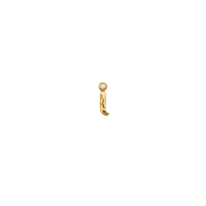 Maanesten Alphabet Single Bogstav Ørestik AW i forgyldt viser et i-bogstav i mat guld med klar sten. Model 101a-alphabet-009-10.