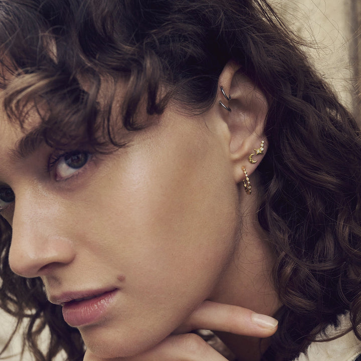 Maanesten Arlette forgyldte hoops vises båret af model, elegant detalje i guld. Model 10020a