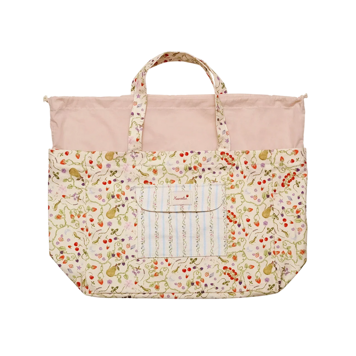 maanesten-big-canvas-tote-garden-magic-ivory viser stor canvas totebag i lyse farver med blomsterprint og frontlomme. Model 4122-2