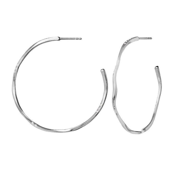 Maanesten Echo Grande Hoops 43mm i sølv, to store bølgede øreringe med blank overflade. Model 9863c-9863c-2