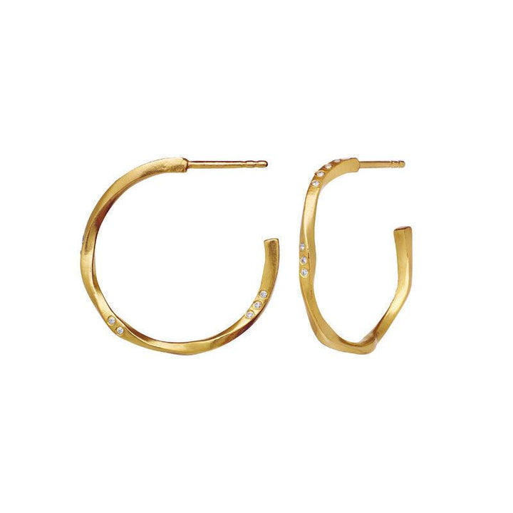 Maanesten Echo Medium Hoops 23mm forgyldt, elegante øreringe i bølget guldlook med små sten, Model 9862a-9862a-2