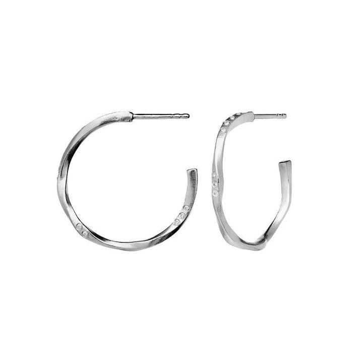 Maanesten Echo Medium Hoops 23mm i sølv med bølget overflade og små indfattede sten. Model 9862c-9862c-2
