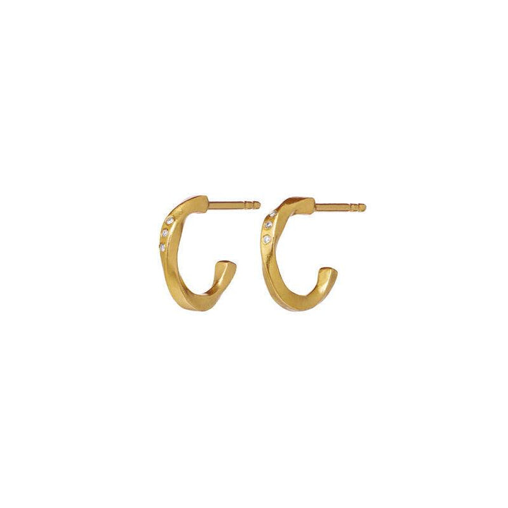 Maanesten Echo Petite Hoops 12mm forgyldt, klassiske små øreringe i guldlook med diskrete klare sten. Model 9861a-9861a-1.
