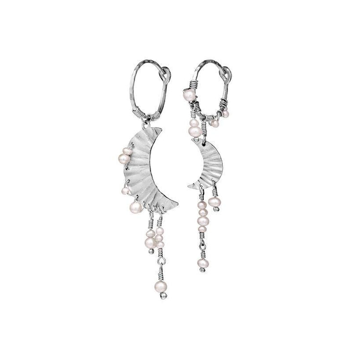 Maanesten Esta øreringe i sølv med halvmåneform og hængende hvide perler. Model 9843c-9843c-1