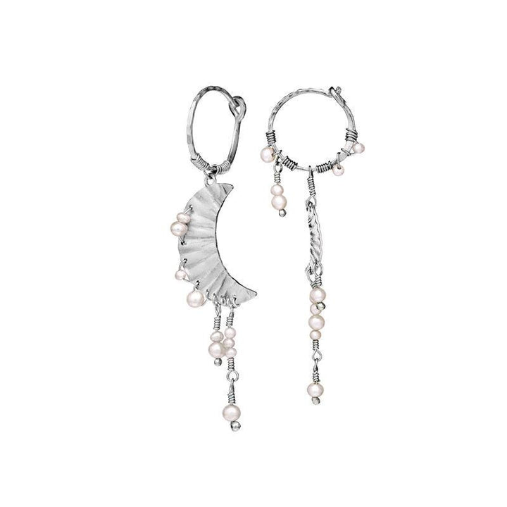 Maanesten Esta Øreringe i sølv med uens design, dråbeformede perler og detaljer. Model 9843C-9843C-2