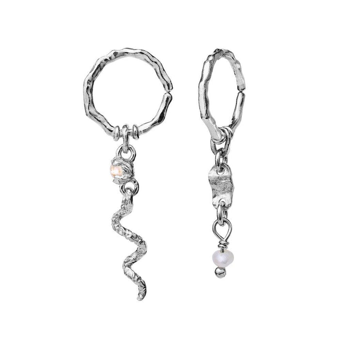 Maanesten Evelyn Øreringe i sølv med organiske former, én med snoet vedhæng og én med perle. Model 9749c-9749c-2